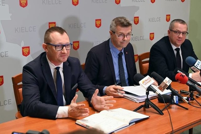 Od lewej: Przewodniczący rady nadzorczej Targów Kielce Paweł Gągorowski, prezydent Kielc Bogdan Wenta i wiceprezydent Arkadiusz Kubiec.