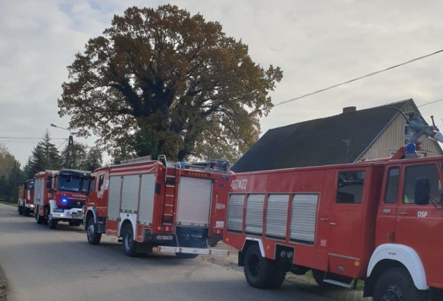 6 zastępów straży pożarnej gasiło pożar domu jednorodzinnego w Kończewicach w niedzielę, 8.11.2020 r.