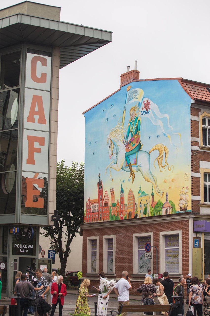 Nowy mural przy ulicy Starzyńskiego w Słupsku. A na nim autor na białym koniu, niczym św. Jerzy nad słupskimi zabytkami