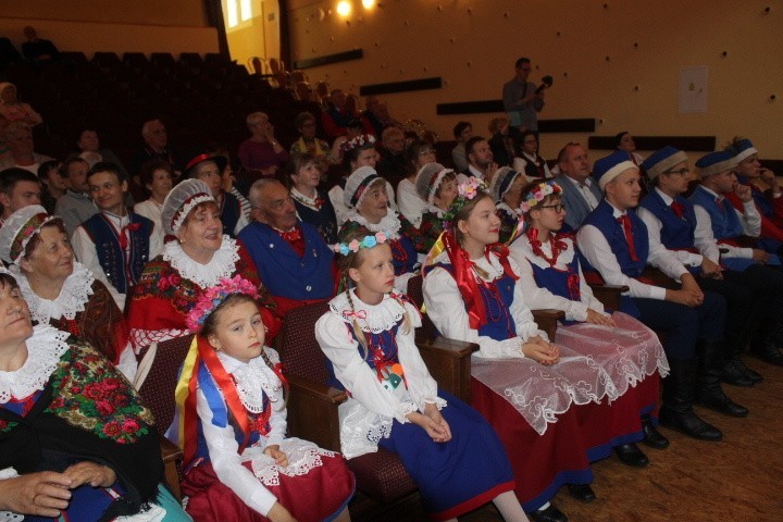 Zespoły folklorystyczne, śpiewacy ludowi i gawędziarze - zaprezentowali się na scenie GOK w Osięcinach. Były nagrody
