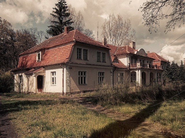 Widoczny na zdjęciu dworek  z XVIII w. w Ostrowie nad Gopłem  wrócił do rodziny Trzcińskich