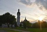 Kapsuła czasu odkryta na wieży sanktuarium w Tuchowie. Gotowy jest nowy krzyż i pozłacana korona, które zwieńczą konstrukcję [ZDJĘCIA]