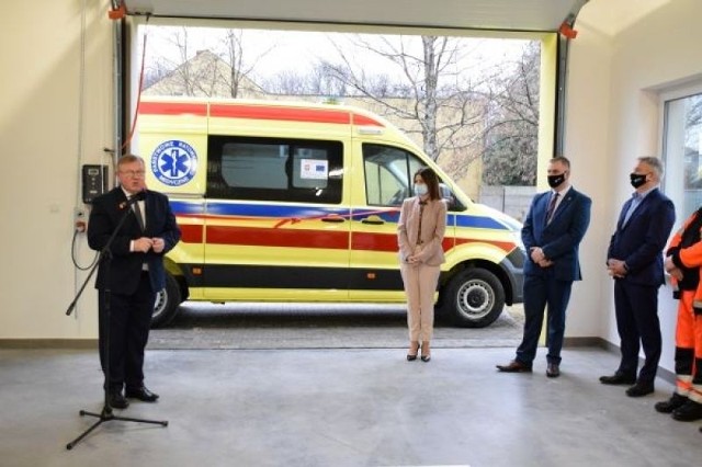 W ramach wsparcia służby zdrowia Samorząd Województwa Mazowieckiego dofinansował zakup ambulansu medycznego dla Powiatowego Centrum Medycznego w Grójcu. Na kolejnych zdjęciach więcej o przekazaniu karetki