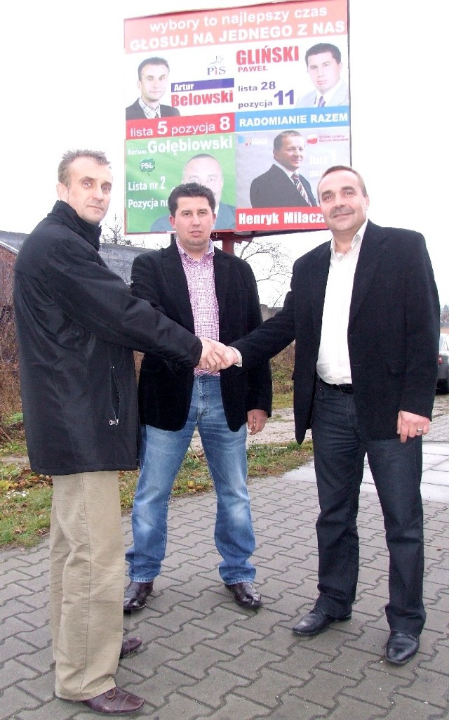 Dariusz Gołębiowski (od prawej), Paweł Gliński i Artur Belowski kandydują od Rady Miejskiej Radomia z różnych partii, ale to im nie przeszkodziło zrobić jeden wspólny bilboard. Na zdjęciu brak Henryka Milczarskiego.