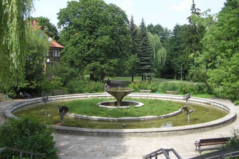 Przepiękny park, który otacza zamek w Olsztynie, idealny na...