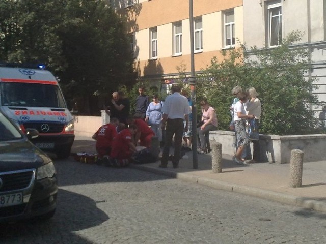 Wtorek, ul. Powstańców Śl. w Opolu. Starszy mężczyzna doznał zawału. Po reanimacji karetka zabrała go na kardiologię do WCM.