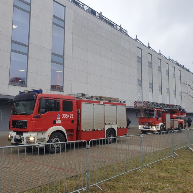 Przed meczem Widzew Pogoń przed stadion na sygnale podjechało kilka wozów strażackich