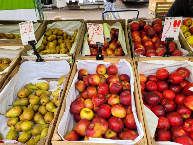 Chociaż widać wyraźne koniec sezonu, to na targach można znaleźć jeszcze trochę krajowych letnich warzyw i ostatnie owoce, głównie jabłka. Ile kosztują?