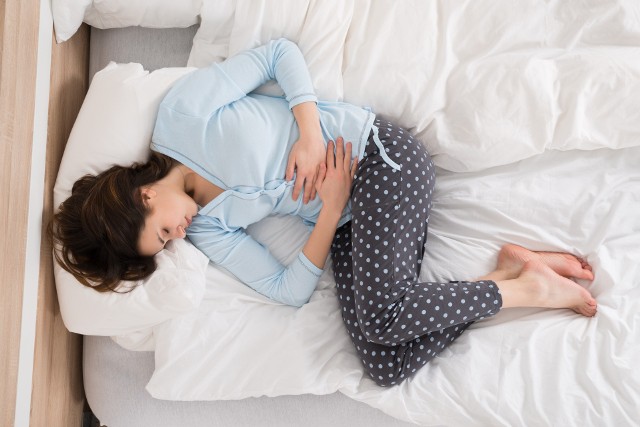 ZJD objawia się bólem, wzdęciami brzucha i biegunkami, przy czym typowe dla tej choroby są też pewne inne symptomy.