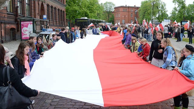 Flaga to obok godła i hymnu najważniejszy symbol Polski. Na zdjęciu: flaga niesiona przez młodzież w Marszu Rotmistrza Pileckiego