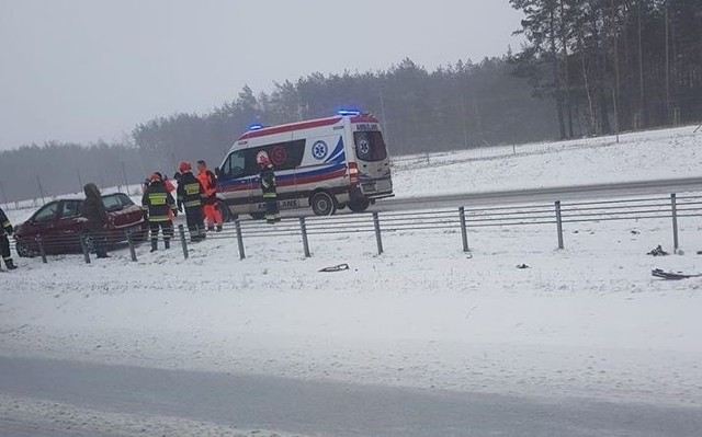 Zima daje się we znaki kierowcom na podlaskich drogach. Służby ratunkowe mają od rana ręce pełne roboty. Na drogach mogą występować utrudnienia związane ze sporą ilością kolizji.Zdjęcia udostępnione dzięki uprzejmości: Kolizyjne PodlasieZobacz też: DK 19 zablokowana po wypadku. Cztery samochody w rowie