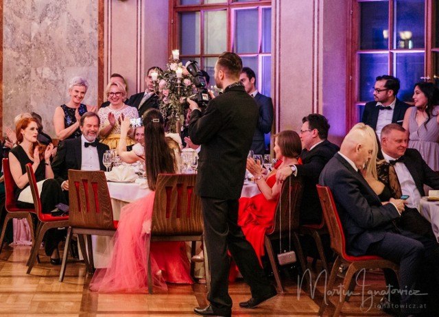 Tak w 2020 bawiły się władze Kędzierzyna-Koźla. W skład oficjalnej delegacji na balu wchodzili m.in. prezydent Sabina Nowosielska i jej zastępcy Artur Maruszczak i Wojciech Jagiełło, wszyscy ze współmałżonkami. Zabawa trwała do 3.00 w nocy, były pokazy, tańce, licytacje charytatywne.