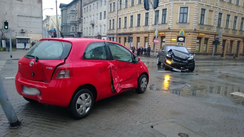 Wypadek na ul. Kilińskiego. Porsche uderzyło w toyotę [zdjęcia]