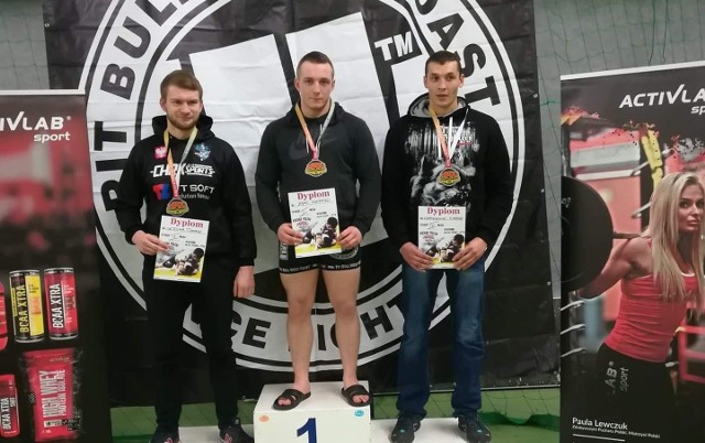 Gerard Bąk z Brawlera Fight Club Końskie zajął pierwsze miejsce w Krakowie w kategorii do 91 kilogramów. Jego klubowy kolega Łukasz Chmielewski (z prawej) uplasował się na trzeciej pozycji