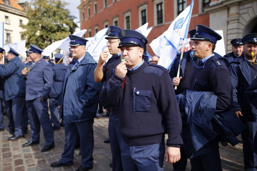 Protest policjantów w Warszawie. Mundurowi domagają się...