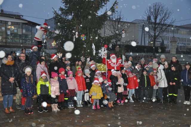 Centrum Zawichostu zdobi już pięknie ubrana choinka i brokatowy prezent.  Samodzielnie wykonane ozdoby są niepowtarzalne, a ich moc tkwi we wspólnym rodzinnym tworzeniu.Deszczowa aura nie wystraszyła mieszkańców, którzy dotarli z pięknymi ozdobami na Duży Rynek  z miasta i gminy. Ich zaangażowanie docenił Święty Mikołaj, który wspólnie z Katarzyną Kondziołką, burmistrz Zawichostu nagrodził twórców słodkościami. I tak plac Rynku Dużego doświetlają choinkowe światełka oraz piękny brokatowy prezent, który przyciąga uwagę spacerowiczów. ZOBACZ NA KOLEJNYCH SLAJDACH>>>