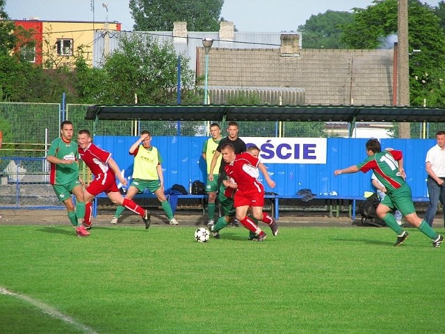 Pojawienie się na boisku Tomasza Dzierzgowskiego (przy piłce) dodało atakom Tura sporo animuszu. Ale gola nie przyniosło.