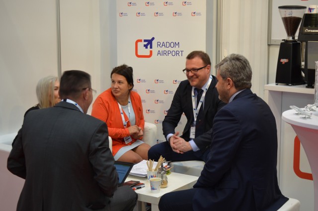 W rozmowach z przedstawicielami firm z branży lotniczej uczestniczą prezes spółki Dorota Sidorko i prezydent Radomia Radosław Witkowski.