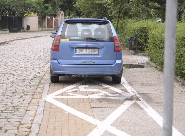 Kilka razy przyłapaliśmy dyr. Łągiewkę, jak pod urzędem marszałkowskim parkował na kopercie dla niepełnosprawnych.