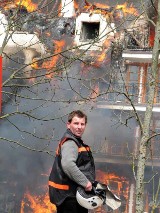 Białowieża: Dwór Soplicowo w ogniu. Na pomoc jedzie kilka jednostek straży pożarnej. (zdjęcia)