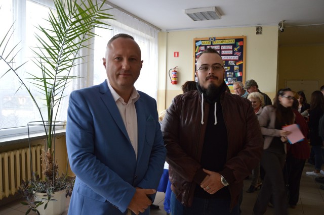 Ludomir Handzel (z lewej) poparł Adriana Haslika z partii KORWiN (z prawej) w wyborach osiedlowych. Czy dzięki temu zyska poparcie w wyborach na prezydenta Nowego Sącza, do których się przygotowuje?