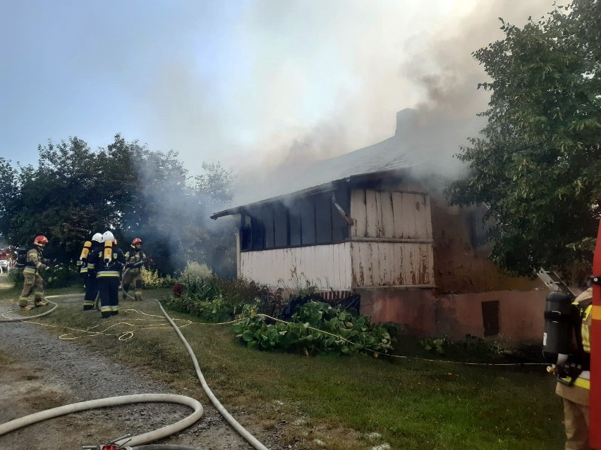 Kolejny pożar drewnianego domu pod Lublinem. Po starciu z ogniem niewiele zostało. Zdjęcia