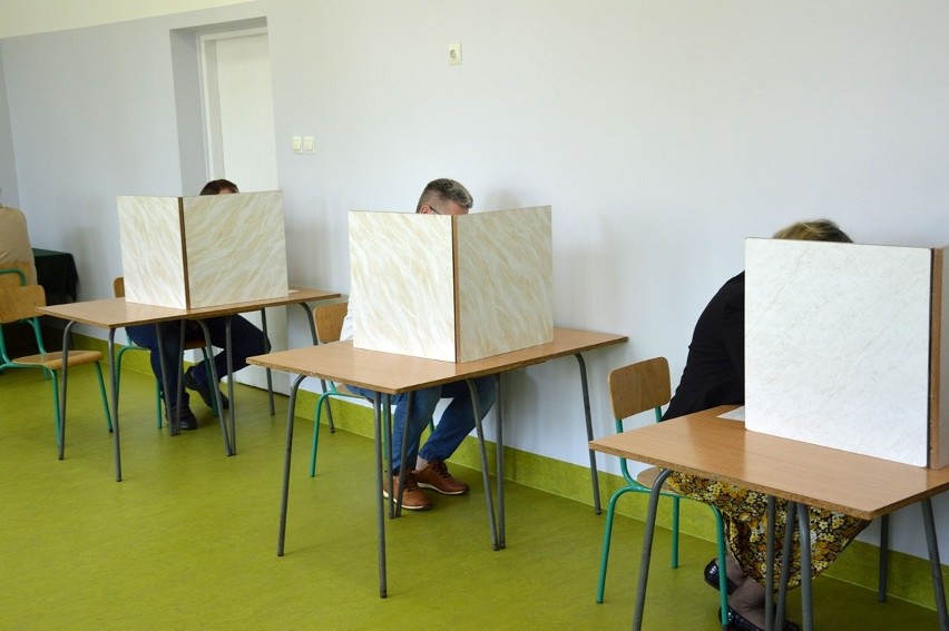 Wybory samorządowe 2024. W Stalowej Woli mieszkańcy głosowali głównie po mszach świętych. Zobacz zdjęcia z lokali wyborczych