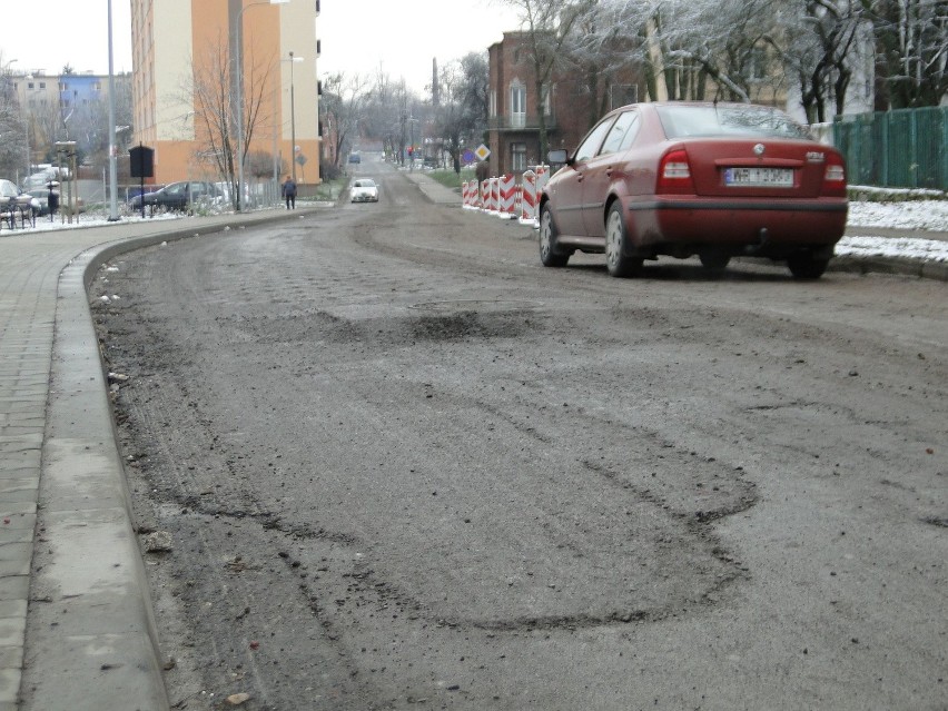 Kilka dni temu drogowcy sfrezowali stary asfalt na odcinku...