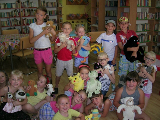 Na zajęcia do biblioteki w Iłży przychodzi mnóstwo dzieci.