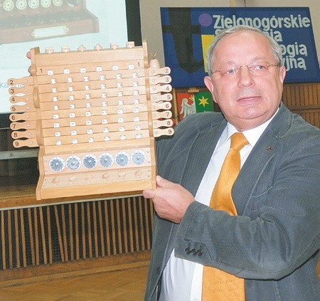 Profesor Maciej M. Sysło zaprezentował na konferencji replikę pierwszego na świecie kalkulatora. Urządzenie powstało prawdopodobnie w 1624 roku.
