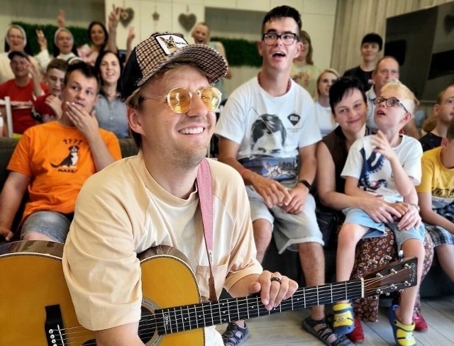 Aktor zaśpiewał nie tylko na niedzielnej mszy świętej, ale zagrał również mini koncert i dla chłopaków, pracowników oraz sióstr Dominikanek.