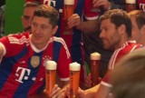 Lewandowski i piłkarze Bayernu reklamują piwo! [WIDEO]