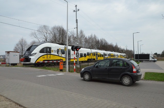 Rogatki i sygnalizację świetlną otrzymał m.in. przejazd na ulicy Przy Torze, znajdujący się w okolicy stacji kolejowej Wrocław Wojnów.