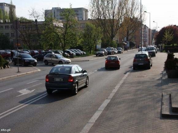 Kierowcy jadący od strony centrum ulicą Spychalskiego nie będą mogli skręcać w lewo na parking przy blokach.