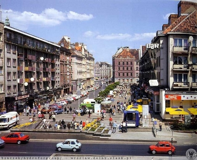 Pamiętacie Wrocław bez Galerii Dominikańskiej i Pasażu Grunwaldzkiego, bez fontanny na Rynku, bez korków, ale za to z czerwonymi autobusami? Zobaczcie 50 zdjęć Wrocławia sprzed niespełna trzydziestu lat. Tak wyglądało miasto w pierwszej połowie lat dziewięćdziesiątych. Wielu z tych miejsc moglibyśmy dziś nie poznać!Zobacz zdjęcia, posługując się klawiszami strzałek, myszką lub gestami.