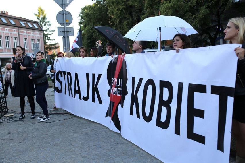 Strajk kobiet w Krakowie. Protestowano przeciwko zakazowi...