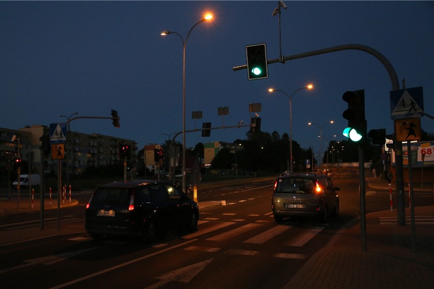 Po co w nocy czerwone światła na skrzyżowaniach? Niech światła migają na żółto. Jest taki pomysł