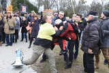 Manifa w Toruniu - przepychanka z przeciwnikami demonstracji o prawa kobiet