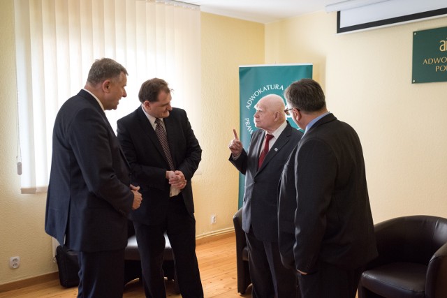 Prof. Adam Strzembosz (w środku) był wiceministrem sprawiedliwości, a także przewodniczącym Trybunału Stanu.