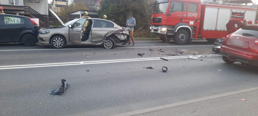 Groźny wypadek w Rzeszowie. Zderzyły się cztery samochody. Są ranni [ZDJĘCIA]