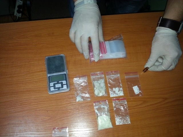 Rzeczy znalezione i zabezpieczone przez policjantów w mieszkaniu 28-letniego mieszkańca Skarżyska.