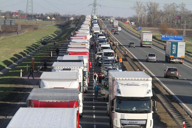 03.04.2018 wroclawgazeta wroclawskawroclaw, karwiany- bielany wroclawskie, autostrada a4, okolo 30 km korek podczas powrotow po swiatecznym weekendziejaroslaw jakubczak / polska pressa4 autostrada wroclaw korek samochody auta ciezarowki punkt poboru oplat swieta weekend sos kierowcy blokada zator zdjecie ilustracyjne 