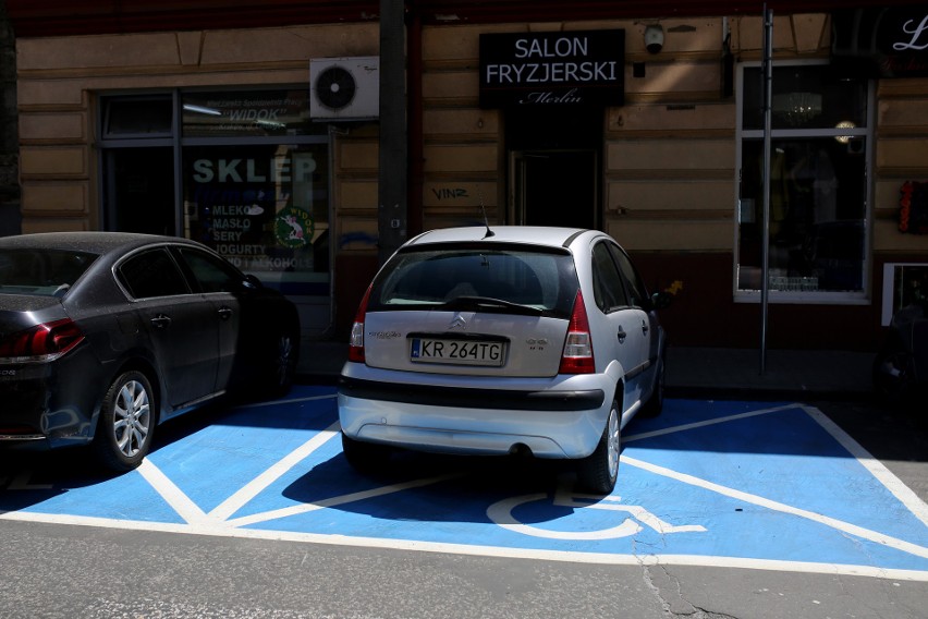 Kraków. Zmiany w strefie parkowania. Mieszkańcy oburzeni [ZDJĘCIA]