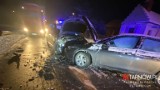 Groźny wypadek na przedmieściach Tarnowa. Na DK 73 w Brzozówce vw golf zderzył się z vw touranem. Samochodami podróżowało pięć osób