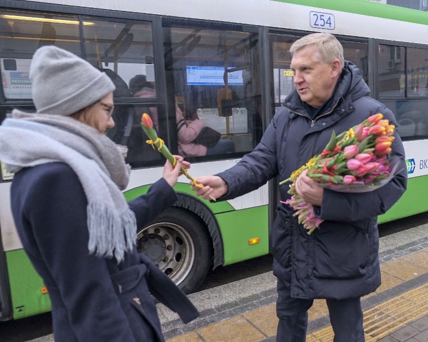 Dzień Kobiet 2018. Prezydent Białegostoku rozdał kwiaty...