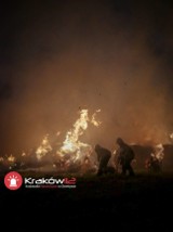 Więckowice. Strażacy walczyli z pożarem kilkuset bel słomy koło Zabierzowa. Nocna akcja gaśnicza