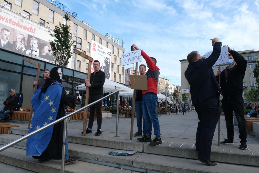 Happening Młodzieży Wszechpolskiej na rynku w Katowicach;...