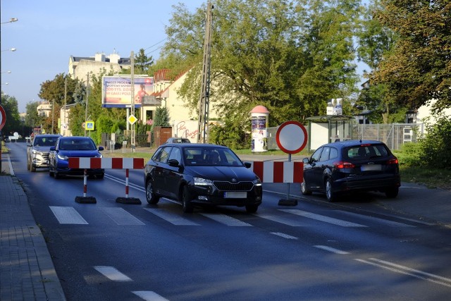 Takie wygibasy robili kierowcy, którzy - mimo znakó zakazu - chcieli pokonać ulicę Poznańską.
