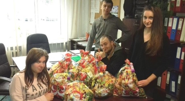 Uczniowie ze Skalbmierza przywieźli z sobą górę paczek ze słodyczami i owocami - dla dzieciaków.