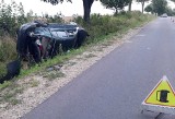 Ominęła kota, wypadła z drogi i dachowała pod Brodnicą. Kierująca kobieta trafiła do szpitala